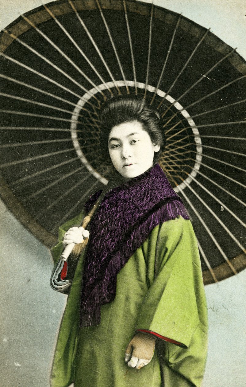 Japanilainen nainen päivänvarjoineen, n. 1910 (albumikuva) tekijältä Japanese Photographer