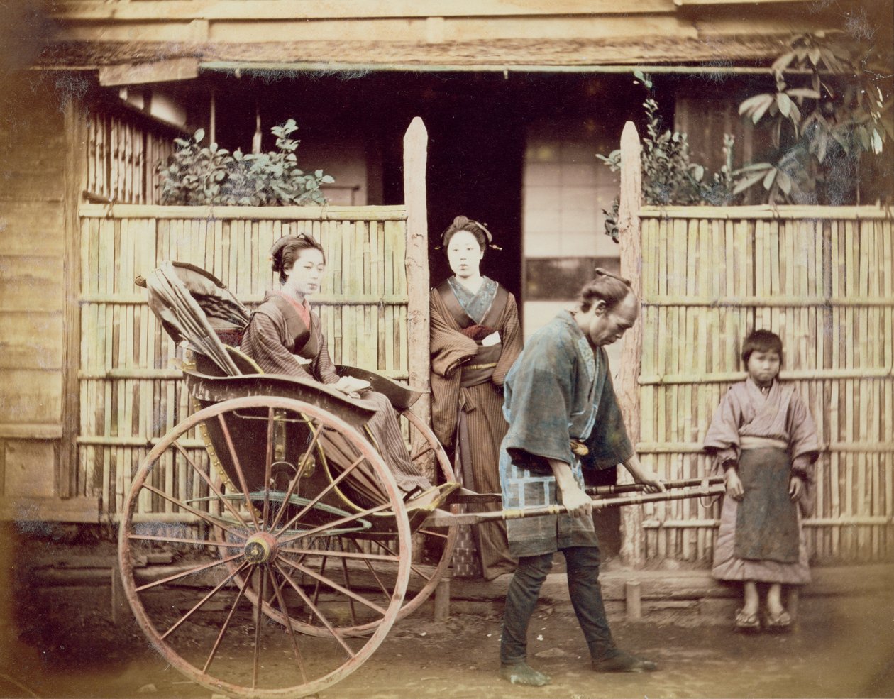 Nainen riksassa, noin 1890-luku (värillinen kuva) tekijältä Japanese Photographer
