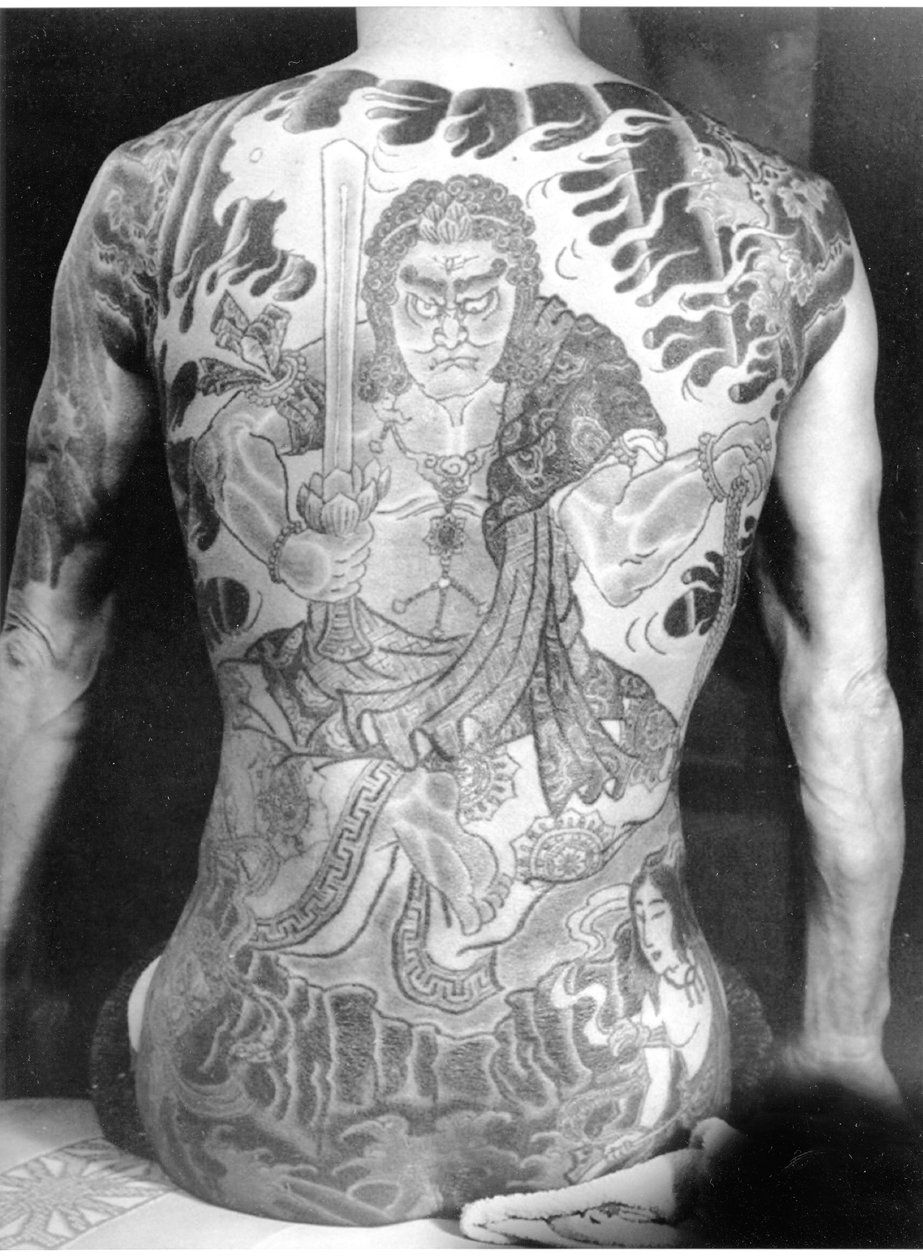 Mies, jolla on perinteinen japanilainen Irezumi-tatuointi, noin 1910. tekijältä Japanese Photographer