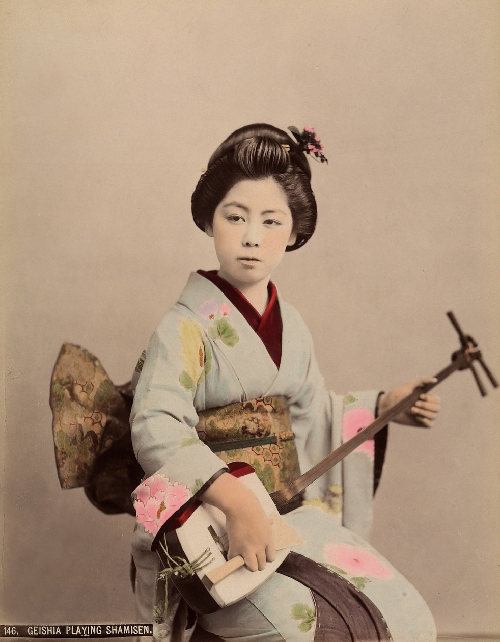 Muotokuva geishasta leikkimässä shamisenia, n. 1890 (värillinen kuva) tekijältä Japanese Photographer
