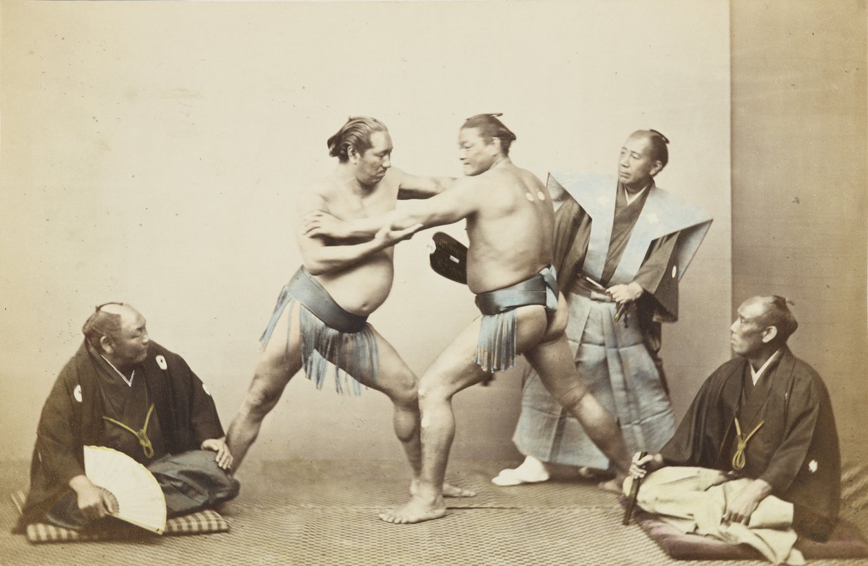 Sumopainijat (käsin väritetty s/w-kuva) tekijältä Japanese Photographer