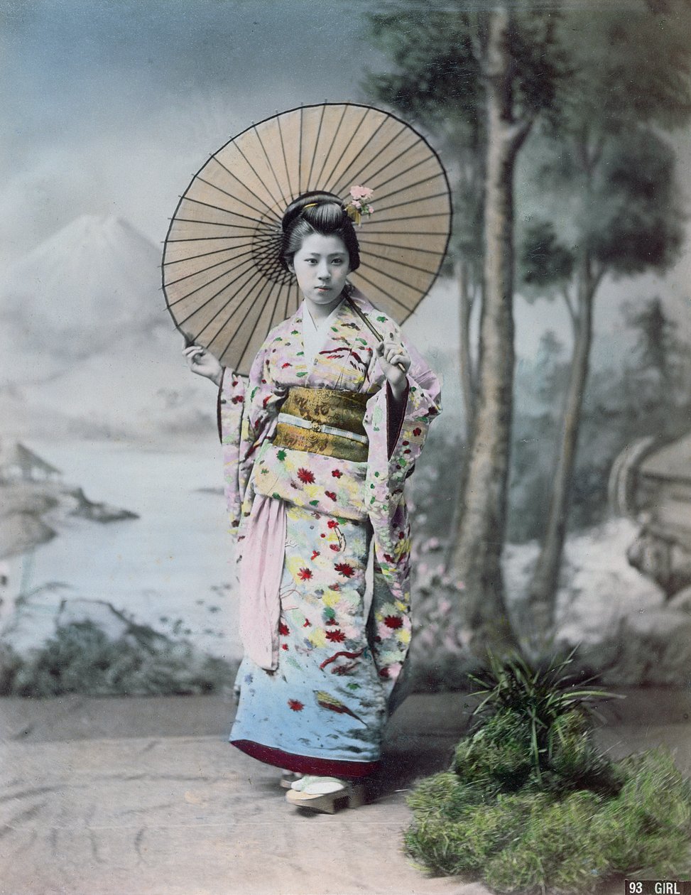 Nuori japanilainen tyttö kimonossa ja aurinkovarjo kädessä, taustalla Fuji-vuori, noin 1900 (värillinen kuva). tekijältä Japanese Photographer