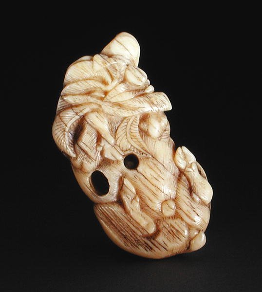 Netsuke kuvaa makuuasennossa olevaa villisiaa, n. 1750-80 (narwahl-torvi) (193827:n perusta) tekijältä Japanese School
