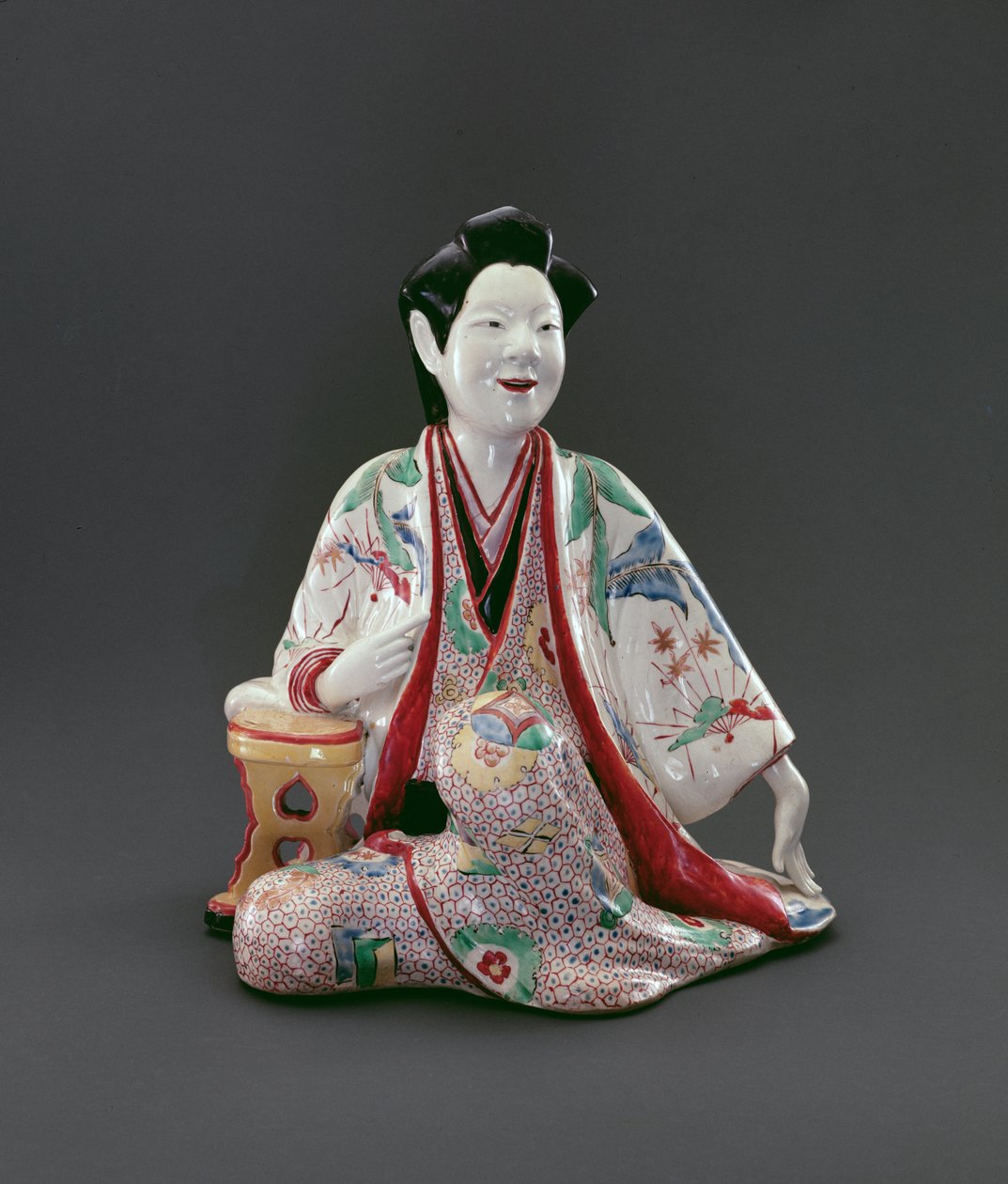 Istuva hahmo, Edo-kausi (1615-1868), n. 1670-1690 (posliinia, overglaze emalit ja kullattu) tekijältä Japanese School