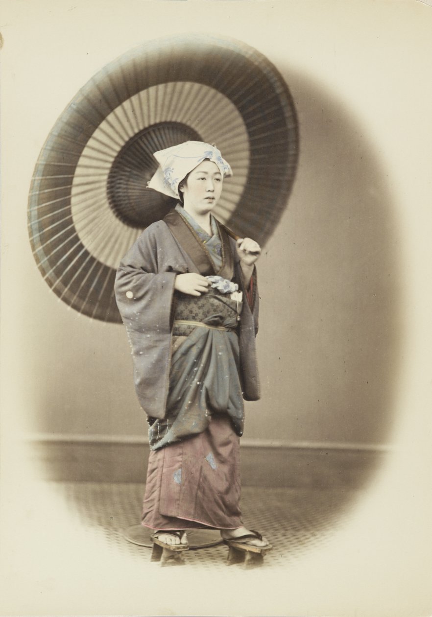 Japanilainen nainen sateenvarjolla (käsinvärinen mustavalkokuva) tekijältä Japanese Photographer
