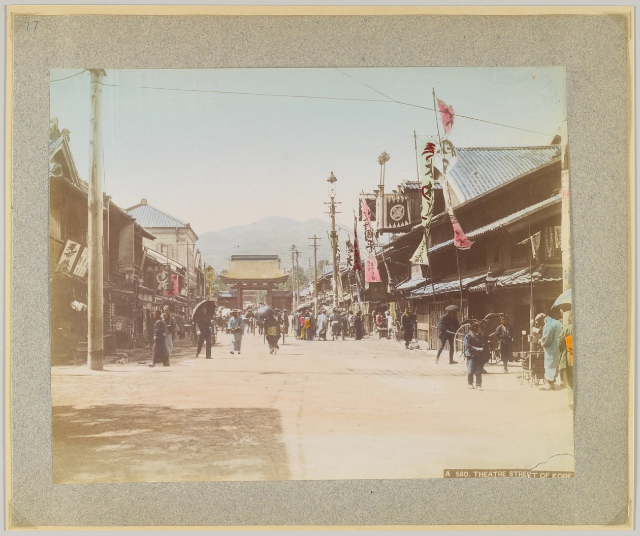 Theatre Street, Kobe, Japani (käsinvärinen mustavalkokuva) tekijältä Japanese Photographer