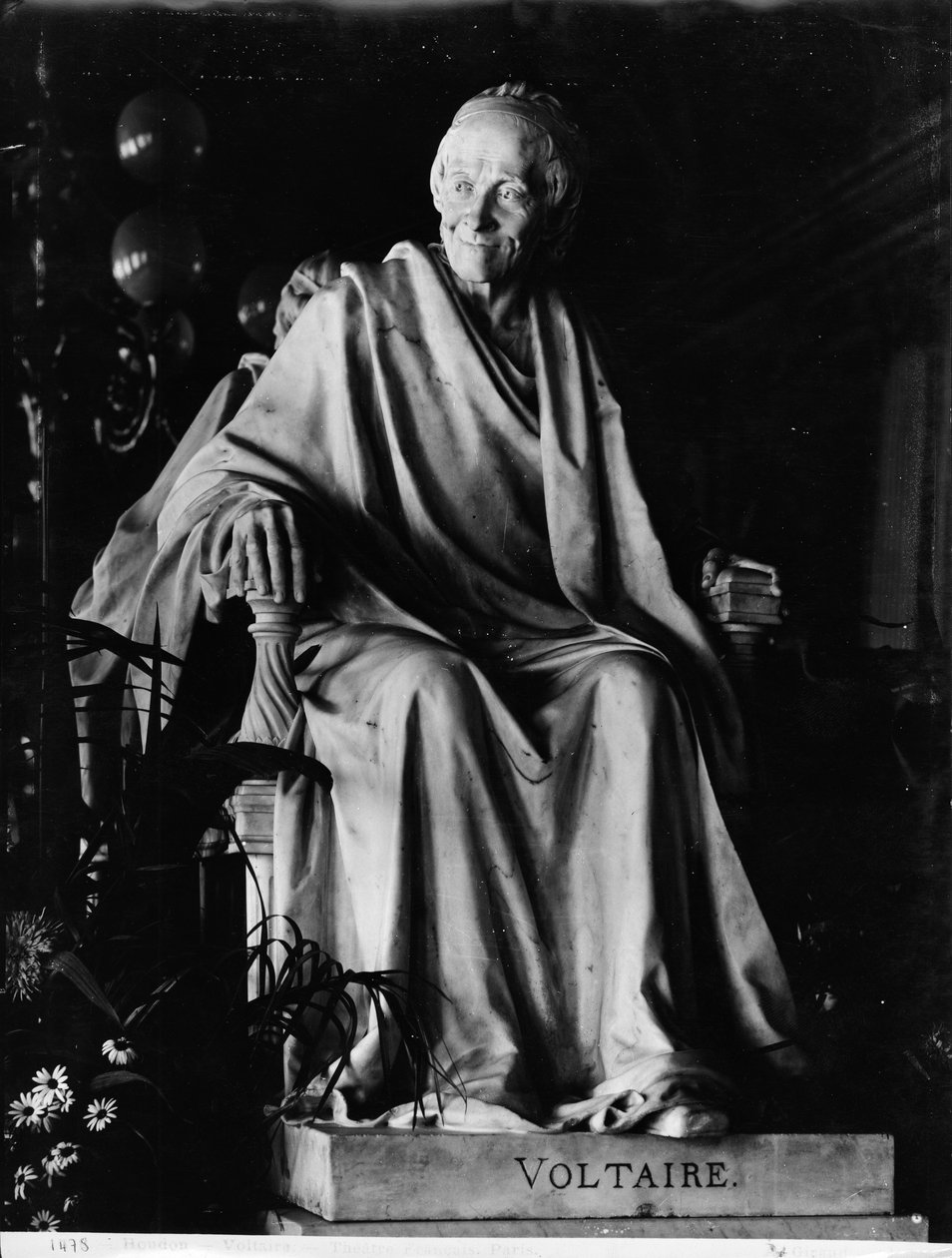 Istuva Voltairen (1694-1778) veistos (marmori) tekijältä Jean Antoine Houdon