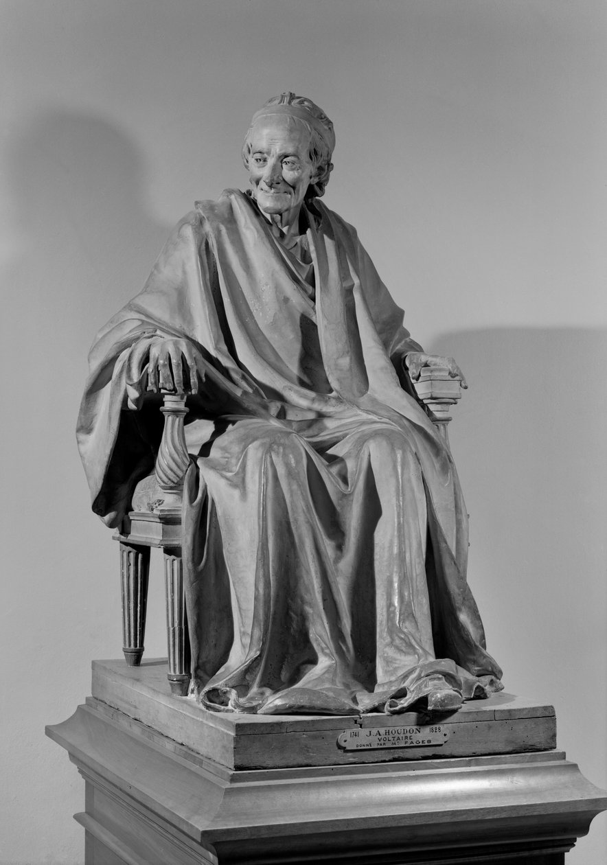Istuva Voltairen veistos (1694-1778) tekijältä Jean Antoine Houdon