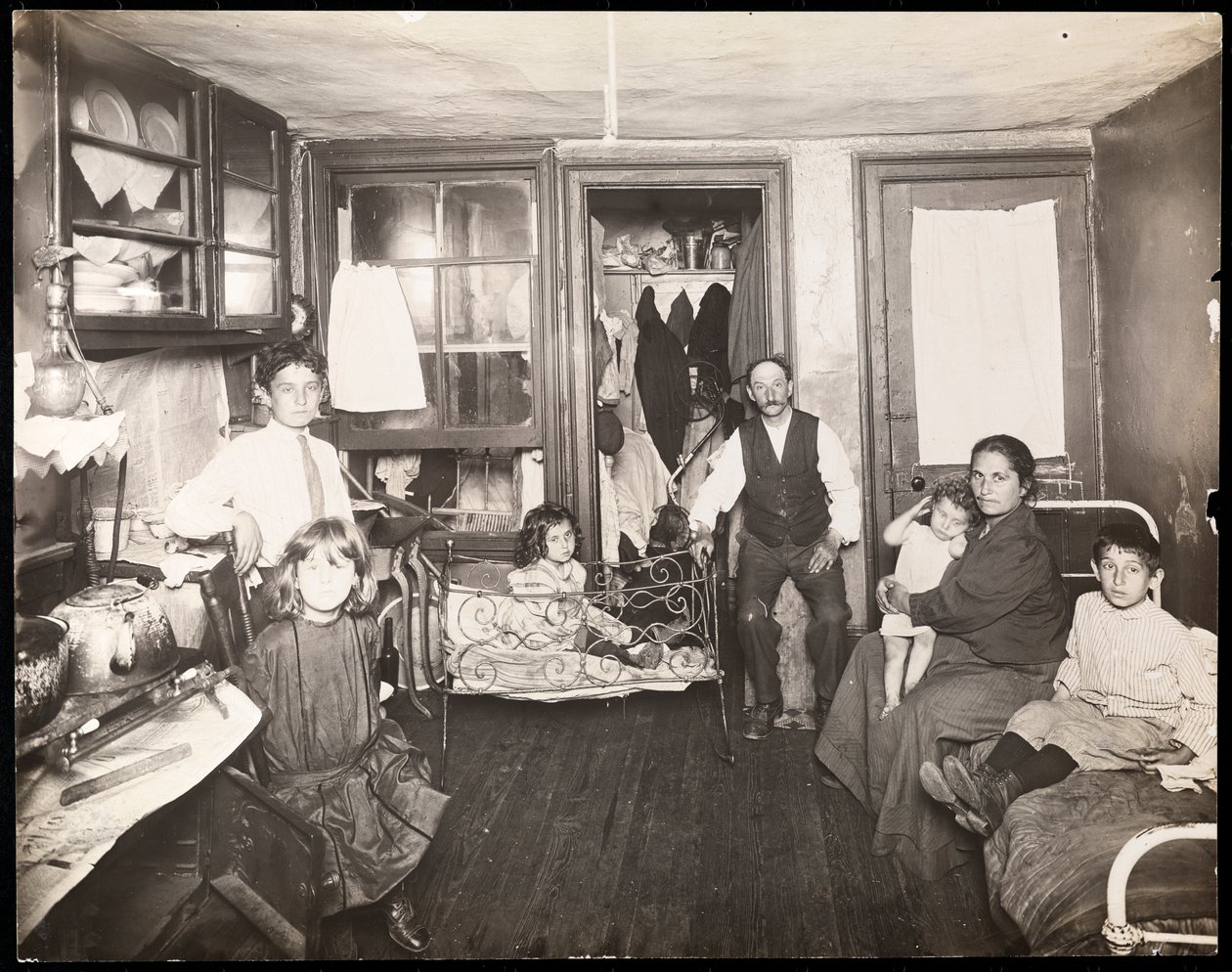 Perhe huoneessa kerrostalossa, n.1910 (gelatiinihopeaprintti) tekijältä Jessie Tarbox Beals