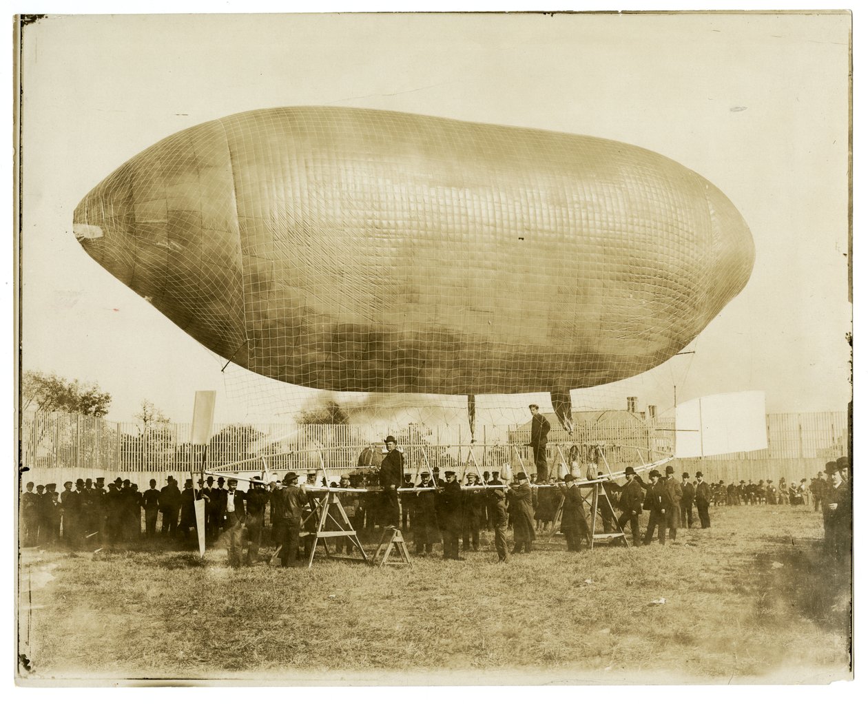 Ilmalaiva "California Arrow" tekijältä Jessie Tarbox Beals