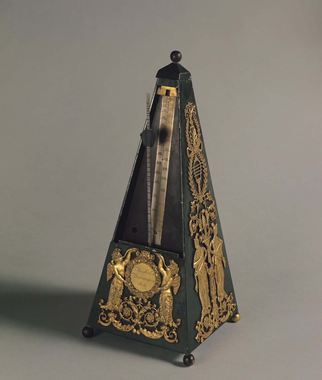 Pyramidaalinen metronomi, 1815 (maalattu rauta ja kullattu pronssi) tekijältä Johann Nepomuk Maelzel or Malzel
