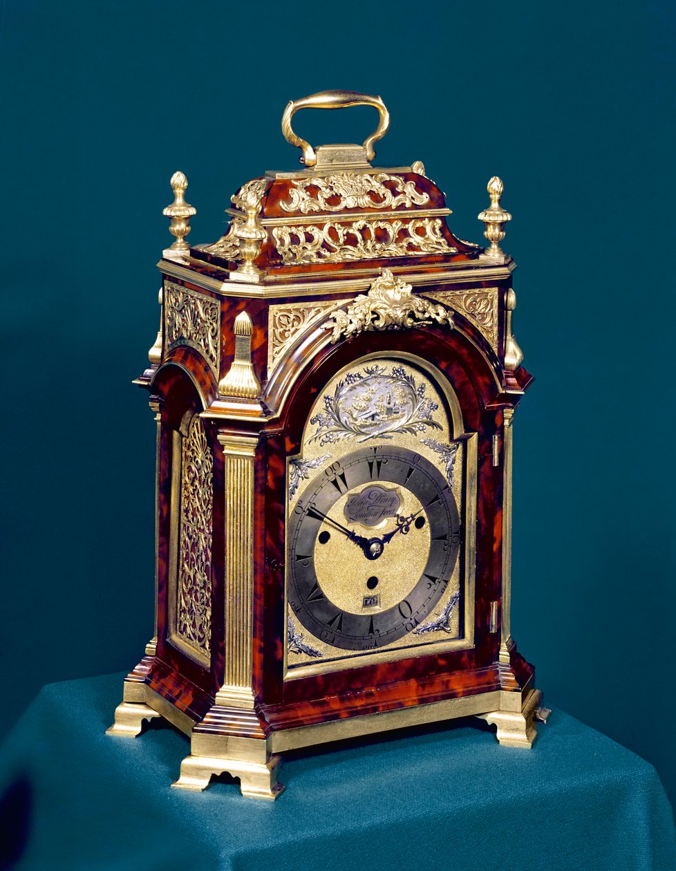 Pöytäkello, n.1750 (kilpikonnankuoriviilu ja metallikiinnikkeet). tekijältä John Drury