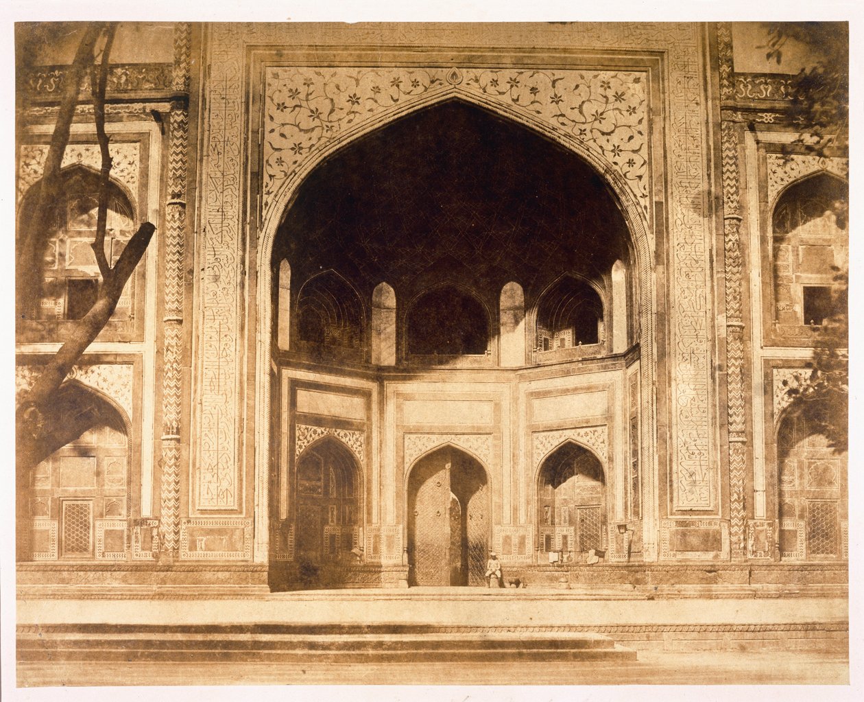 Taj Mahalin ulkopuolella, luultavasti kuvitettu "Photographic Views in Agra and Its Vicinity", 1858 (seepiavalokuva) tekijältä John Murray