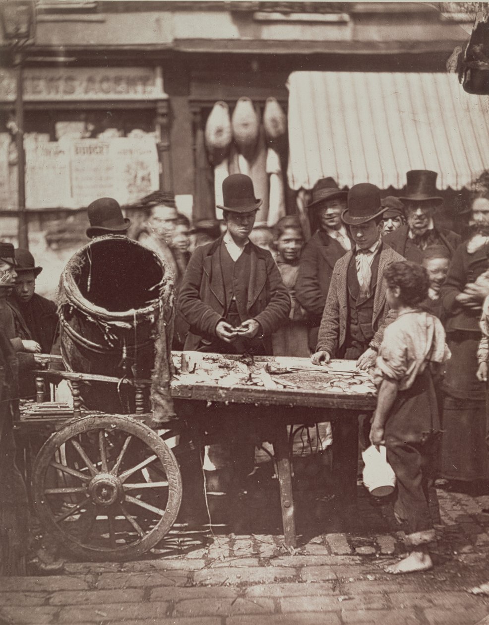 Halvat St. Gilesin kalat, "Street Life in London", 1877-78 (woodburytype) tekijältä John Thomson