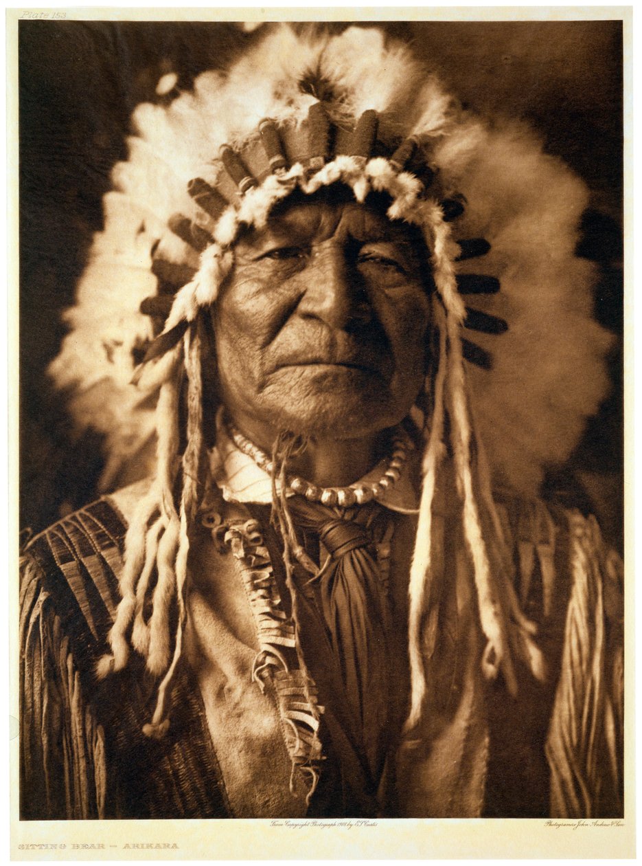 "Istuva karhu - Arikara", 1908 tekijältä John Andrew and Son