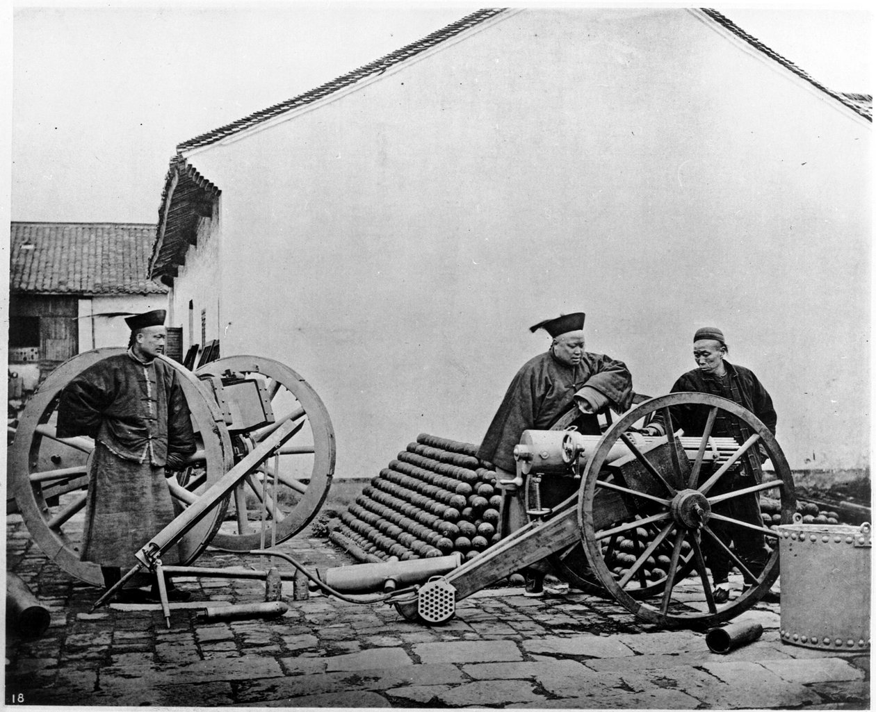 Kiina, tykistöupseerit ja sotilaat n.1870 (kuva) tekijältä John Thomson