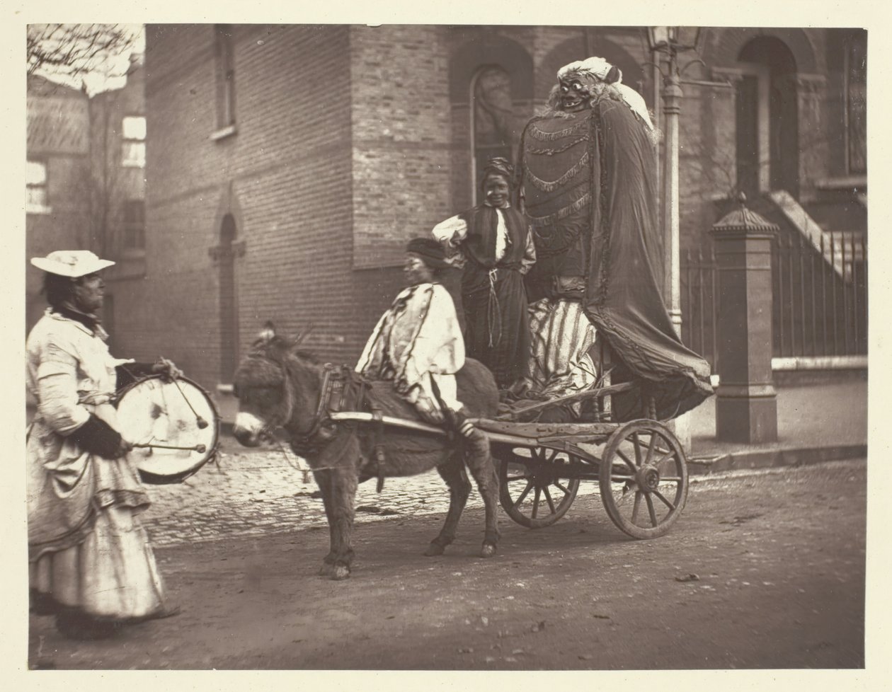 Marraskuun Effigies, 1881. tekijältä John Thomson