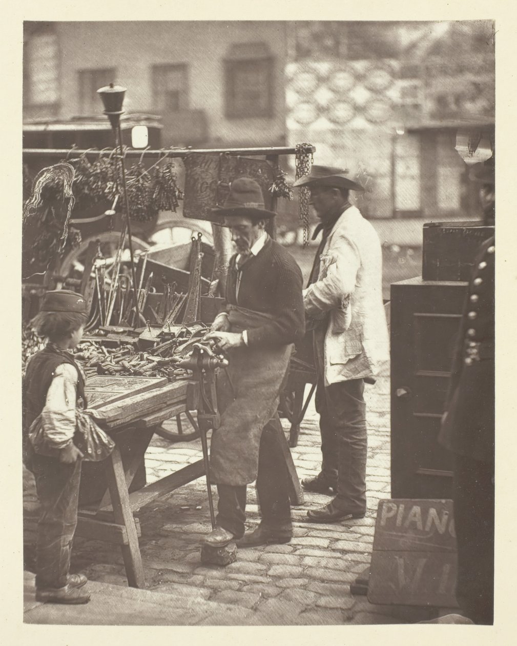 The Street Locksmith, 1881. tekijältä John Thomson