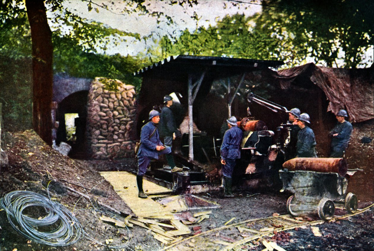 Ranskalainen raskaiden tykkien patteri naamiointiverkon alla muurin takana, Verdun, syyskuu 1916 (luonnonvalkoinen). tekijältä Jules Gervais Courtellemont