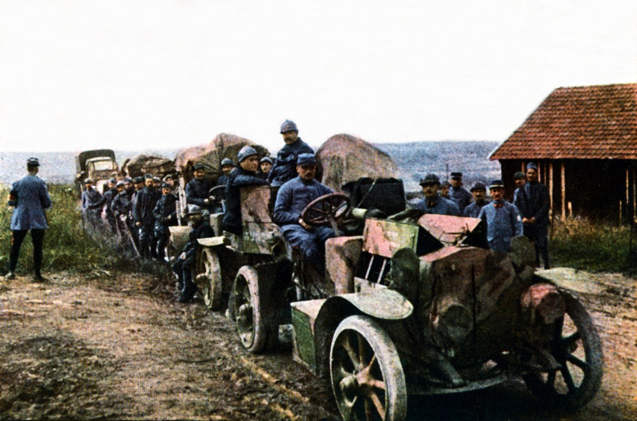 Ranskalaiset sotilaat ja liikkuvan ilmapuolustuksen ajoneuvot Verdunin taistelun aikana syyskuussa 1916 (autokromi) tekijältä Jules Gervais Courtellemont