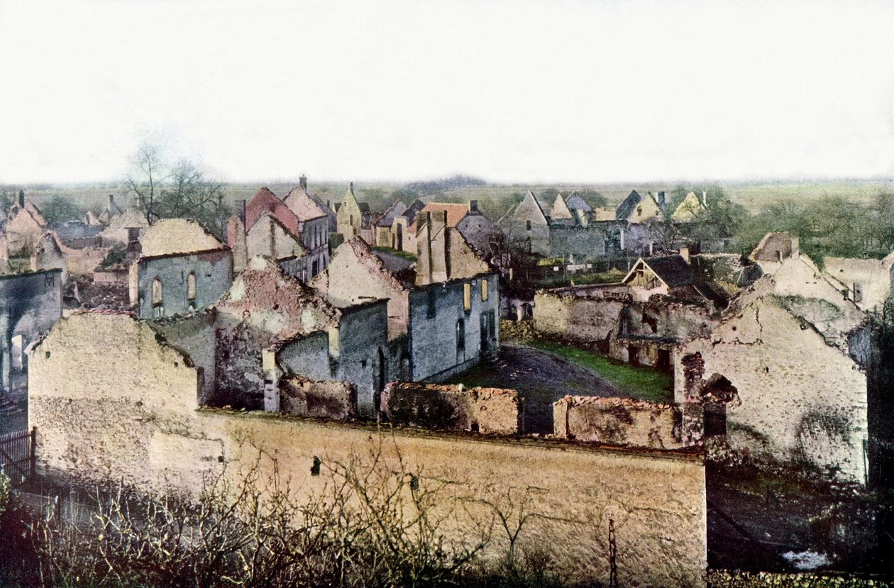 Pahoin vaurioitunut Châtillon-sur-Morinin kylä Esternayn eteläpuolella Marnen taistelun aikana Pariisin itäpuolella, syyskuussa 1914 (autokromi) tekijältä Jules Gervais Courtellemont