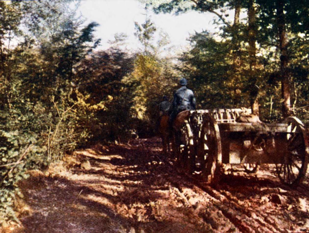 Ranskalainen hevoskärry, jossa on 75 mm ase, Verdun, 1916 (autokromi) tekijältä Jules Gervais Courtellemont