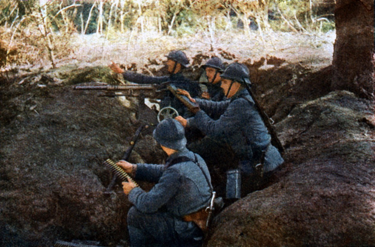 Ranskalaiset sotilaat konekiväärillä lähellä Verdunia, syyskuu 1916 (autokromi) tekijältä Jules Gervais Courtellemont