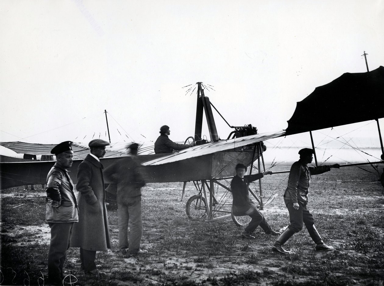 Lentokone nousee ilmaan tai laskeutuu lentokentälle Pietarin lähellä, 1911. tekijältä Karl Karlovich Bulla