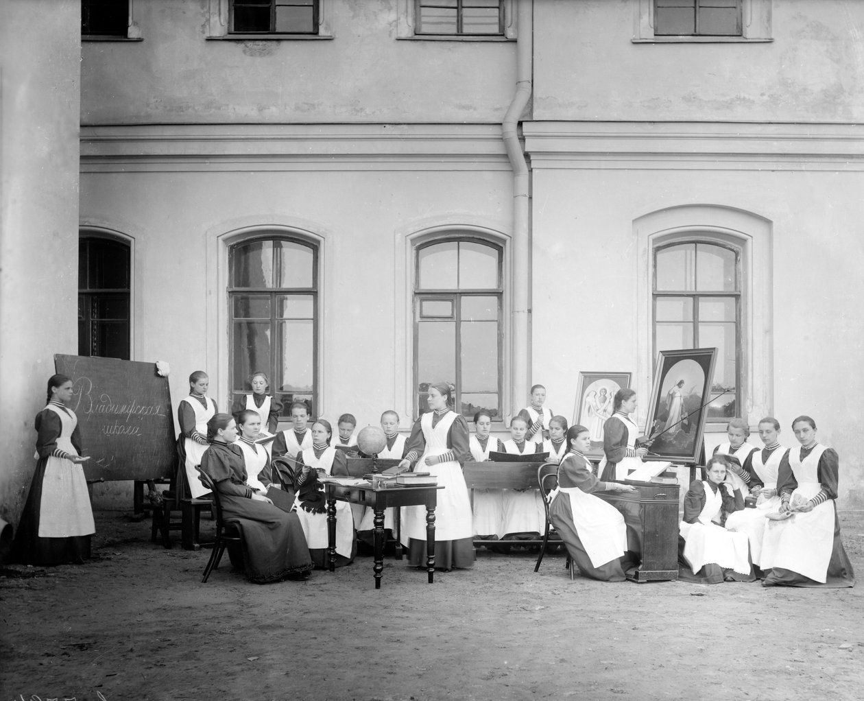 Vladimirin kirkkokoulu, Pietari, 1909 tekijältä Karl Karlovich Bulla