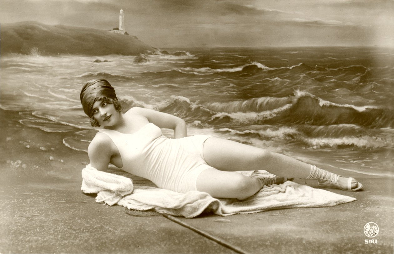 Nainen uimapuvussa, c. 1900-luvun alku (postikortti) tekijältä Alec Hunter