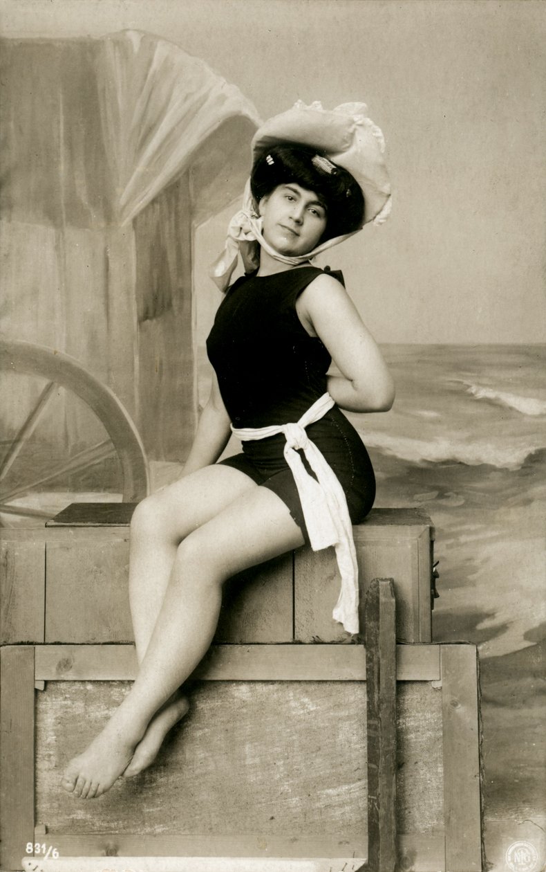 Nainen uimapuvussa, c. 1900-luvun alku (postikortti) tekijältä Alec Hunter