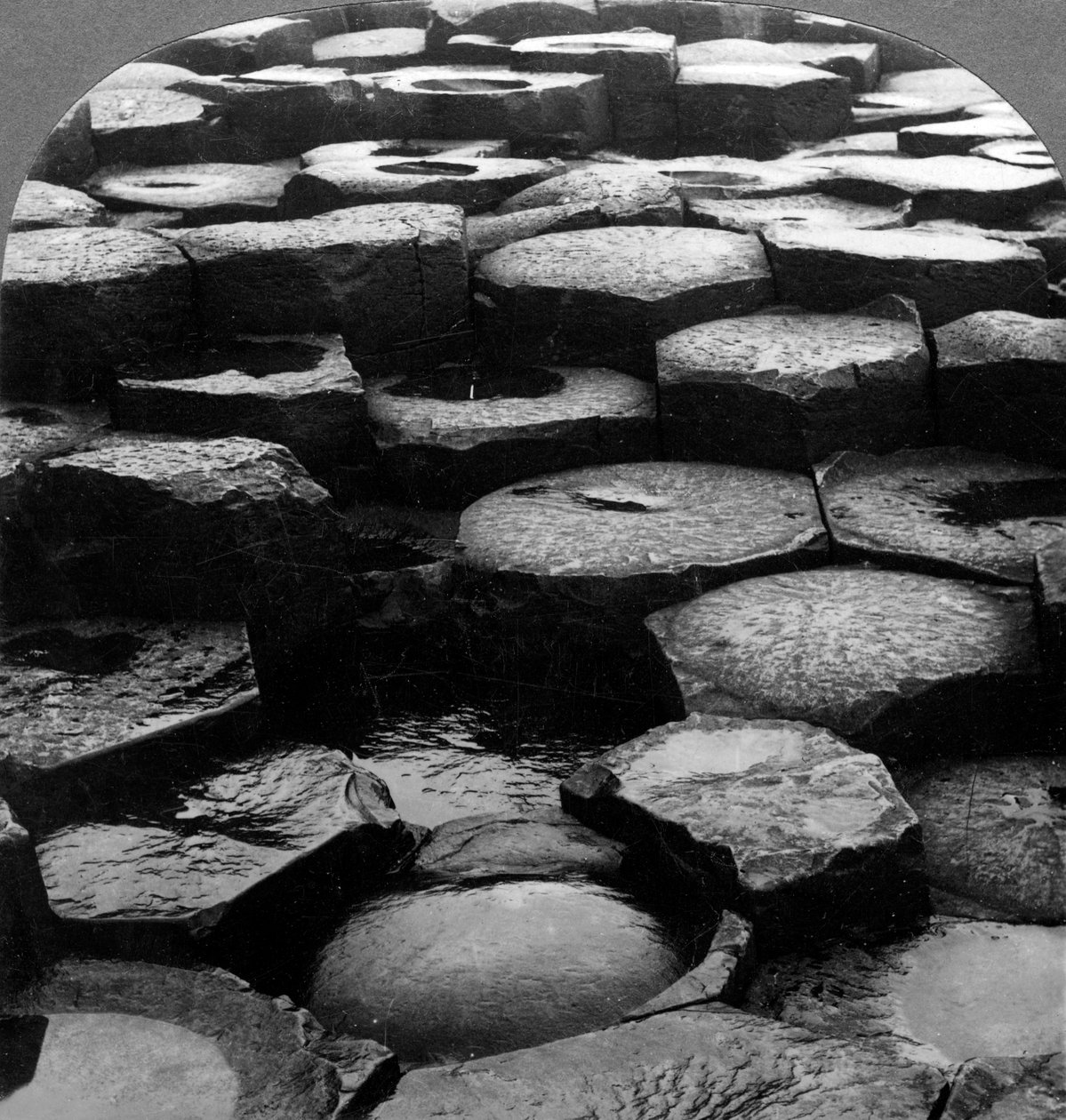 Giants Causeway, Antrim, Pohjois-Irlanti. tekijältä Keystone View Company