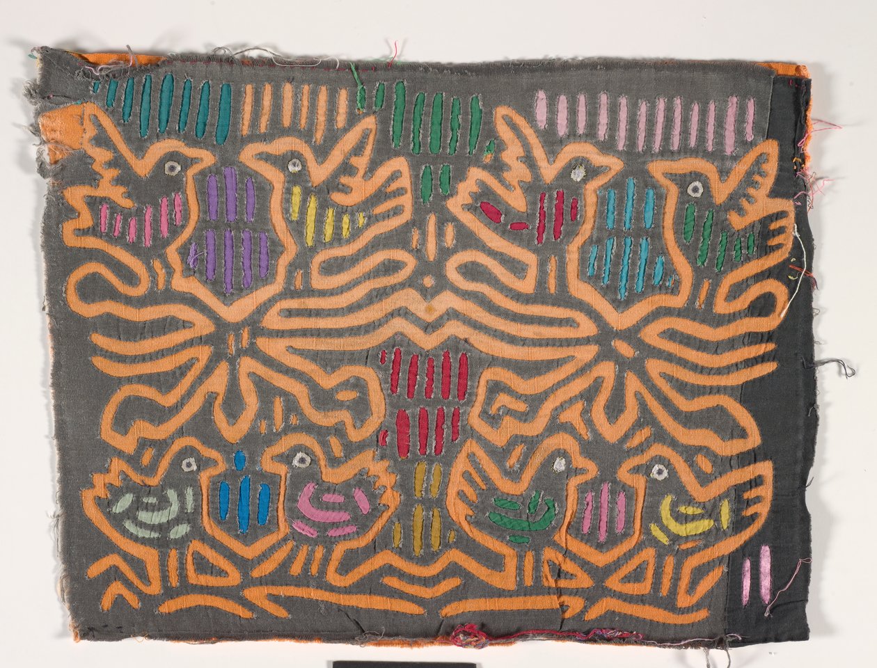 Shirt Panel (mola), n. 1950 (applikoitu puuvilla) tekijältä Kuna Indian Culture