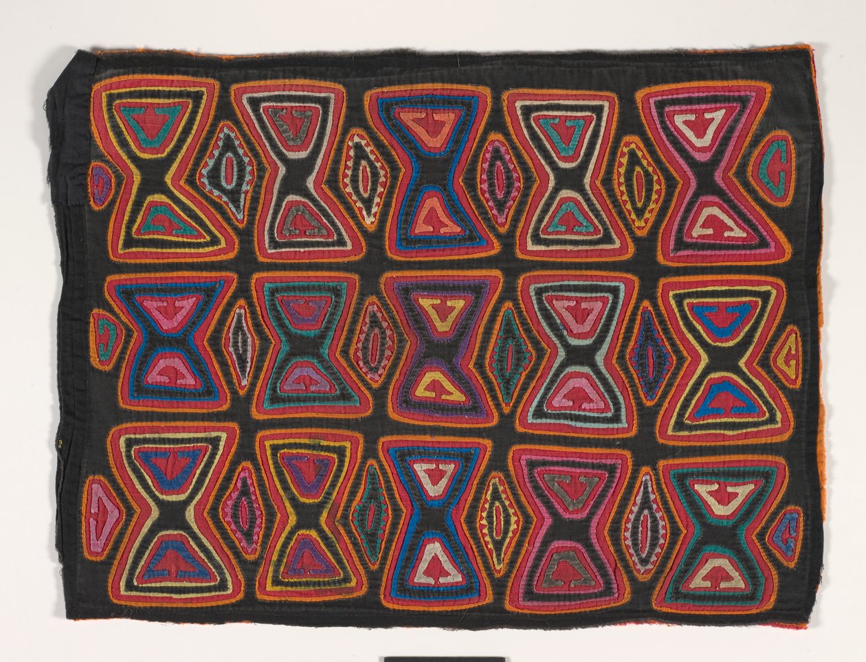 Paitapaneeli (mola) (applikoitu puuvilla) tekijältä Kuna Indian Culture