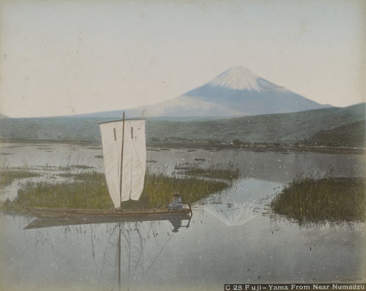 Fuji-Yama läheltä Numadzua, n.1890 (valkohopeapainatuksia, joissa on levitetty väriä). tekijältä Kusakabe Kimbei