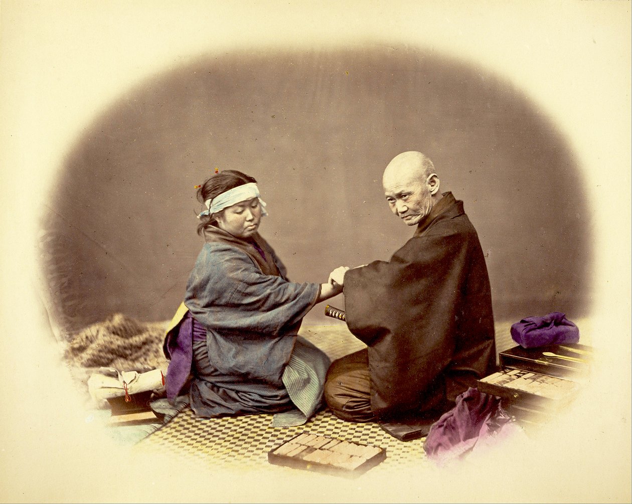 Japanilainen lääkäri ja hänen potilaansa, n. 1890 (käsinvärinen albumiiniprintti) tekijältä Kusakabe Kimbei