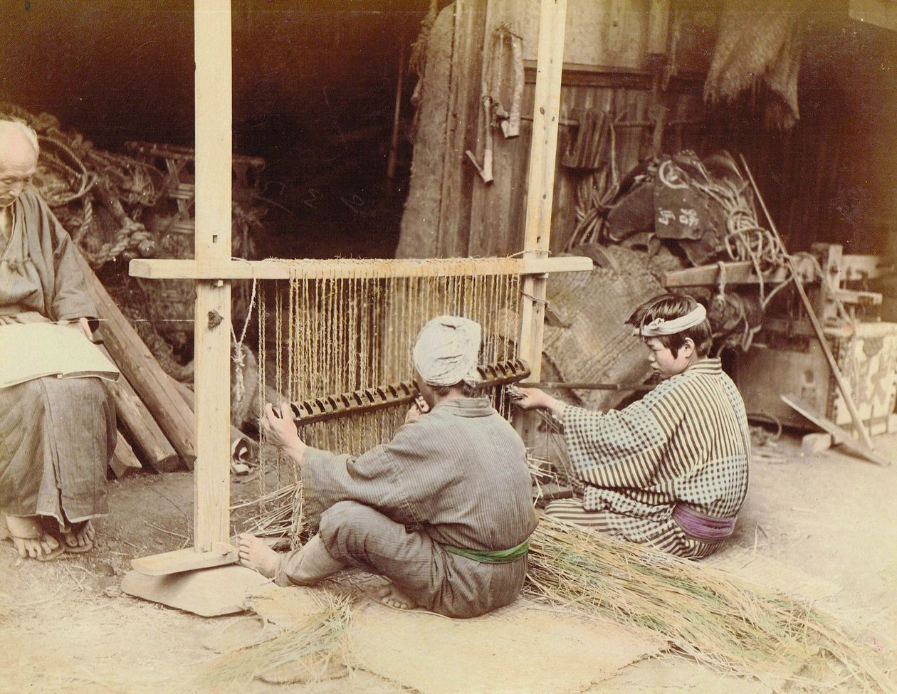 Miehet tekevät olkimattoja, n. 1890 tekijältä Kusakabe Kimbei