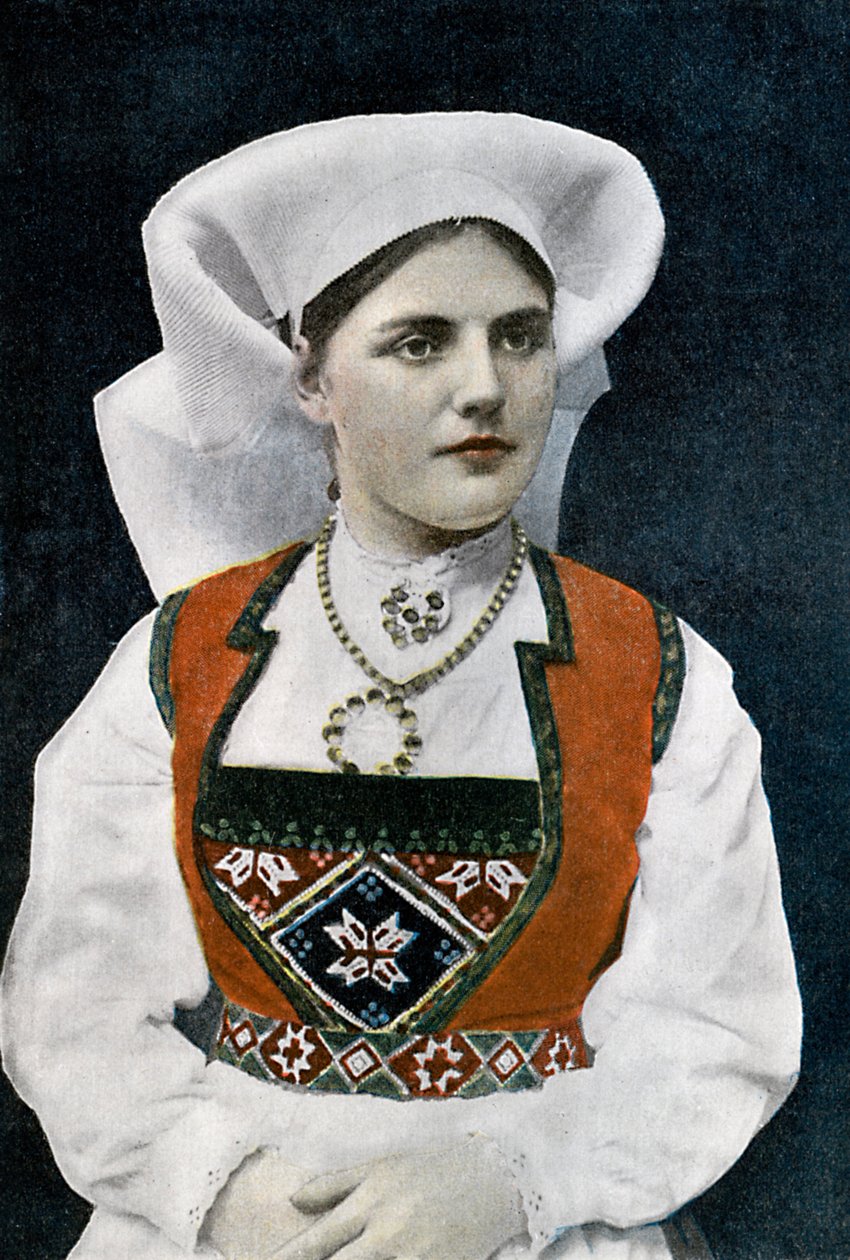 Nainen pukeutunut norjalaiseen kansallispukuun, c1890 tekijältä L Boulanger