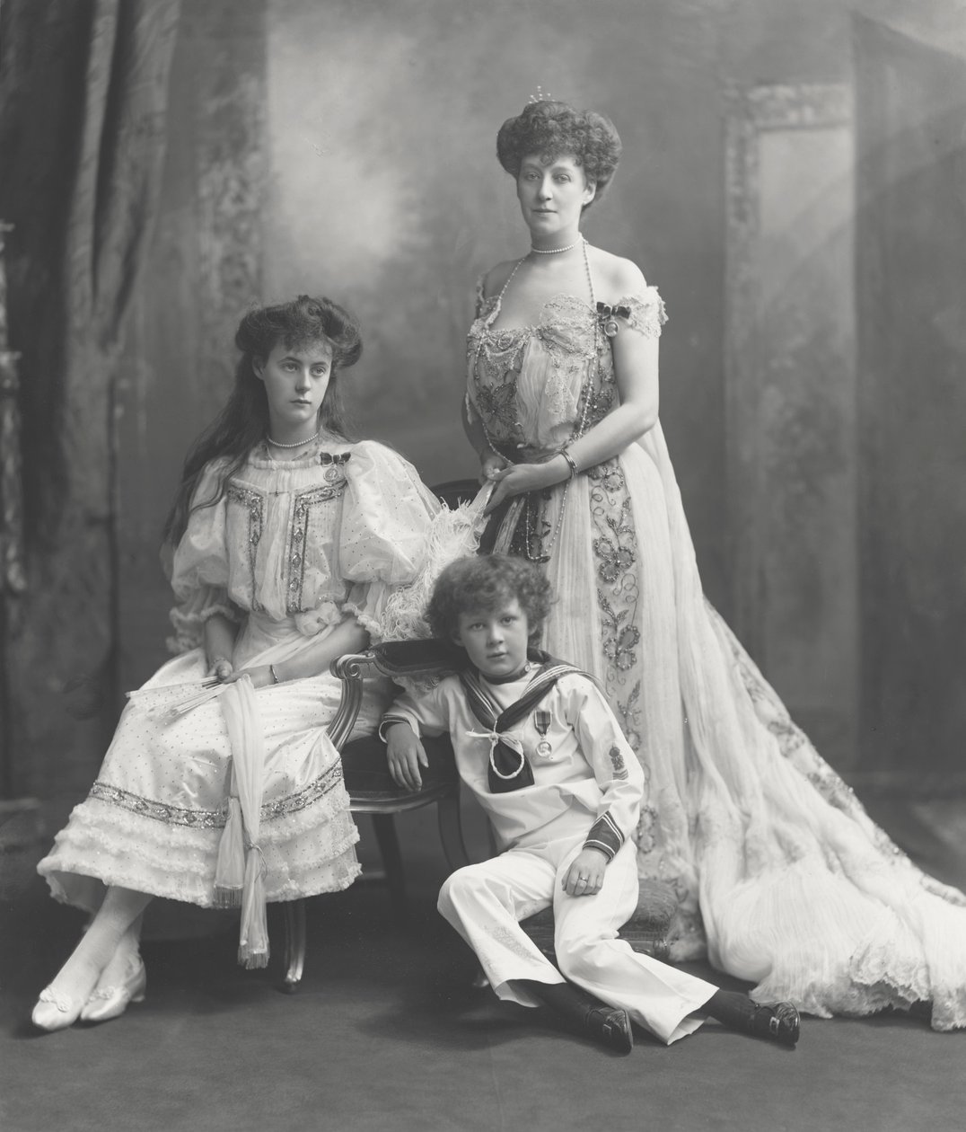 Varakreivitär Knollys ja hänen lapsensa, kuvattuna kuningas Edward VII:n kruunajaismitalien vastaanottamisen yhteydessä, 1902. tekijältä Lafayette Studio