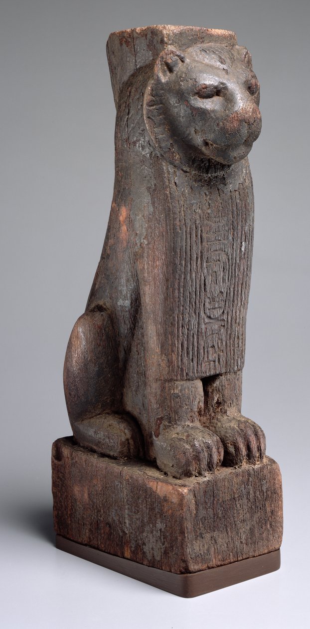 Leijona istuu jalustalla, johon on kaiverrettu kuningas Aspelta, Sudanista, Napatanin ajalta, noin 590 eKr. (puu) tekijältä Late Period Egyptian