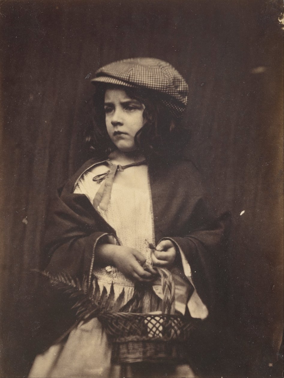 (Nuori tyttö pitelee koria) tekijältä Lewis Carroll