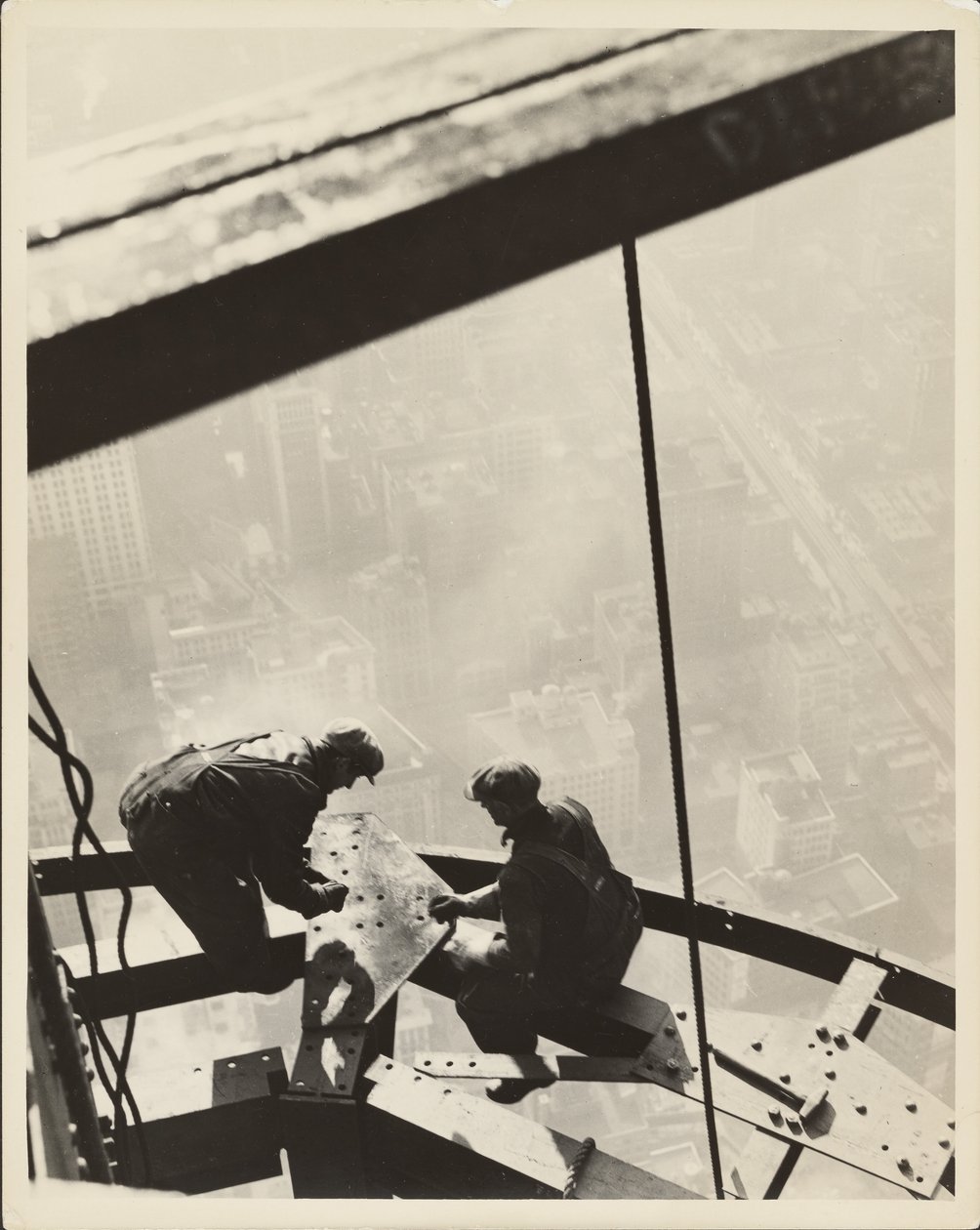 Empire State Building, New York tekijältä Lewis W. Hine