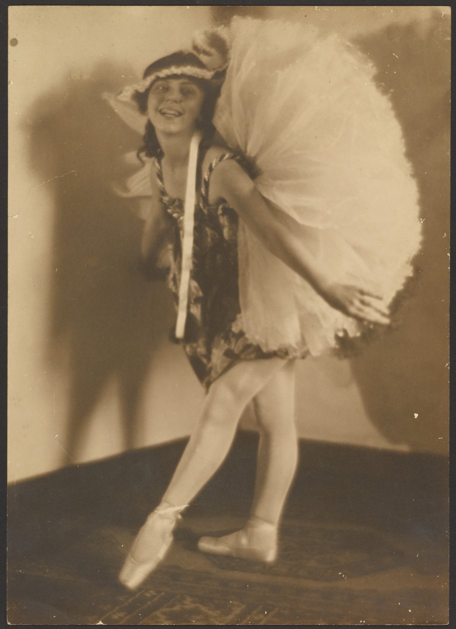 [Ballerina päähineineen] tekijältä Louis Fleckenstein