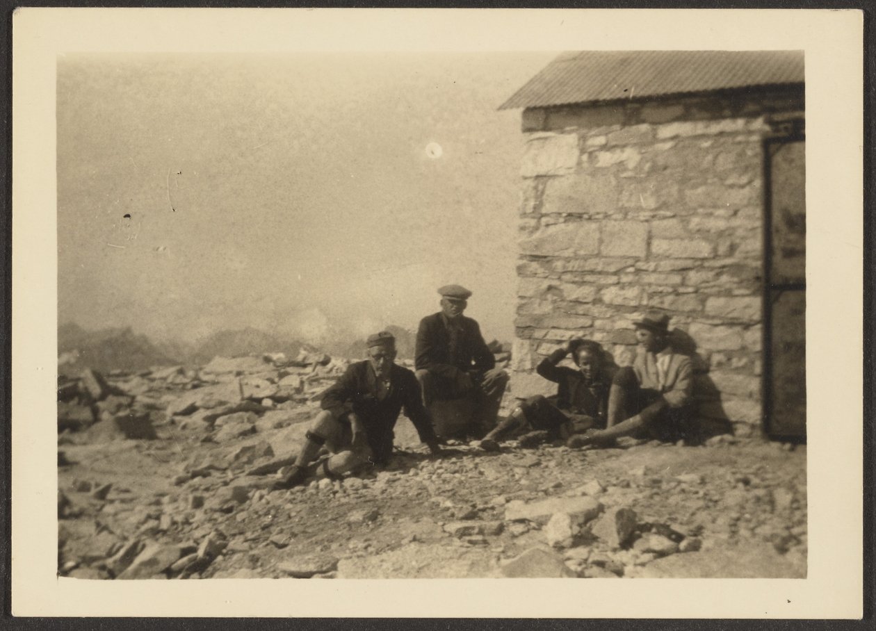 [Figures and Stone Building] tekijältä Louis Fleckenstein