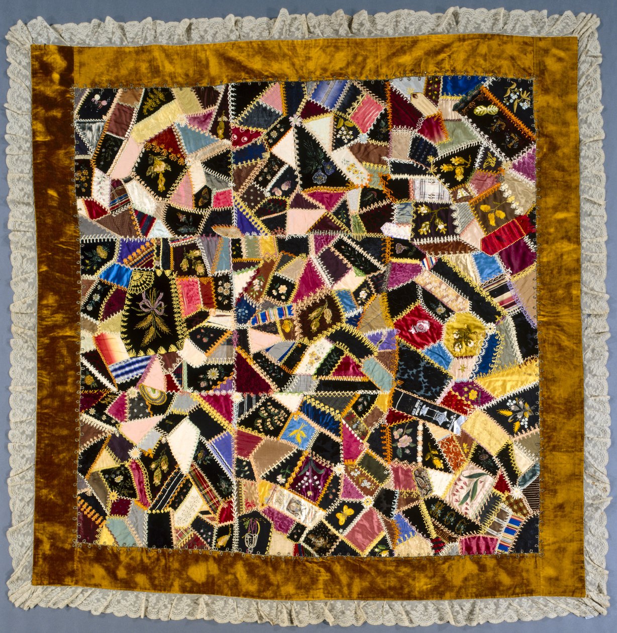Crazy Quilt, 1887 tai uudempi. tekijältä Louisa Joiner