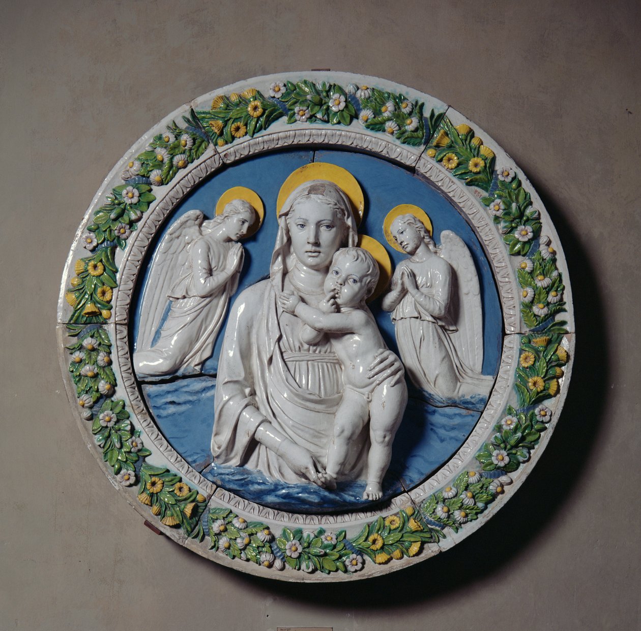 Neitsyt ja lapsi (terrakotta) tekijältä Luca Della Robbia