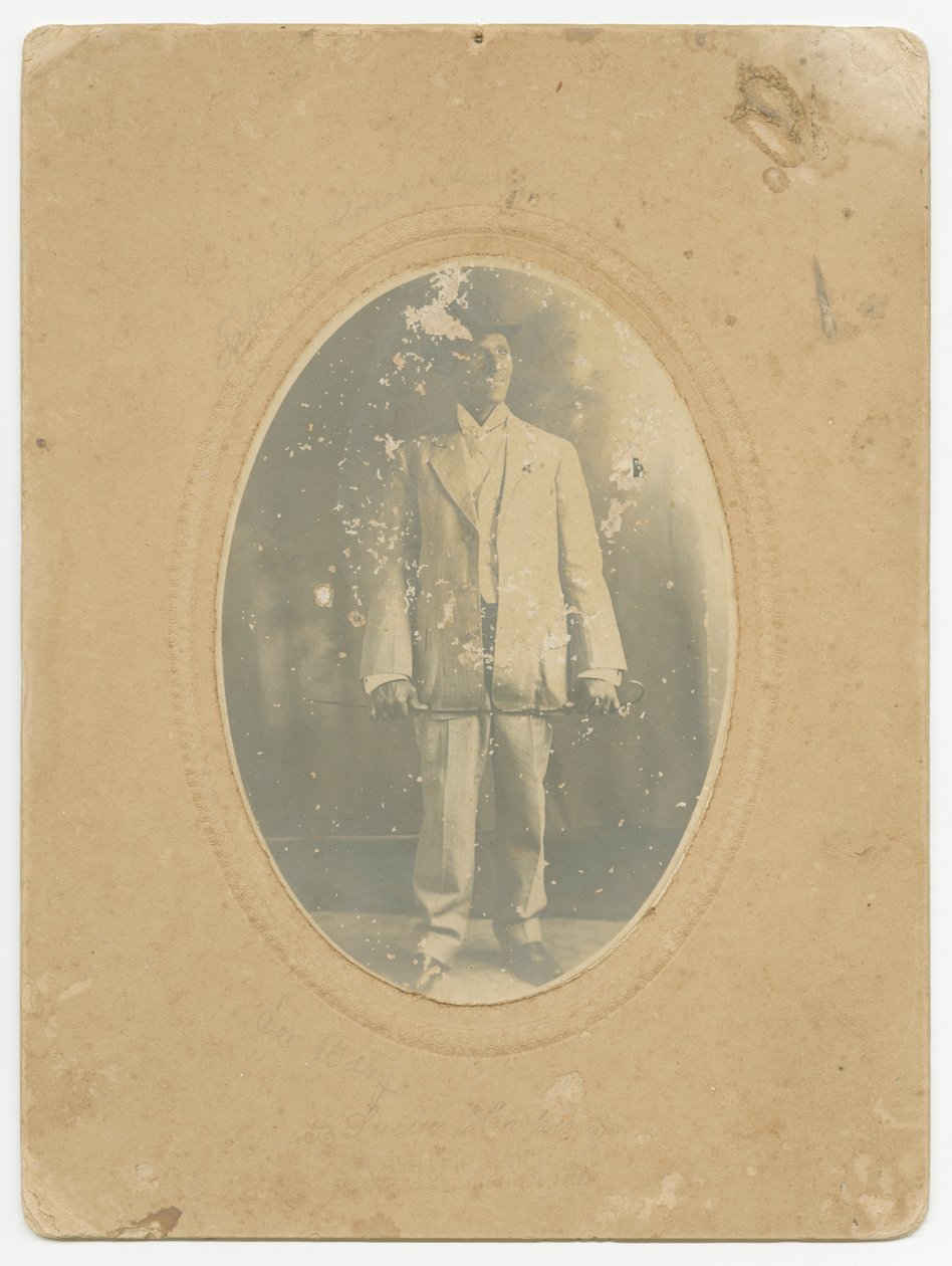 Valokuva miehestä, n. 1910. tekijältä Lucius Harper