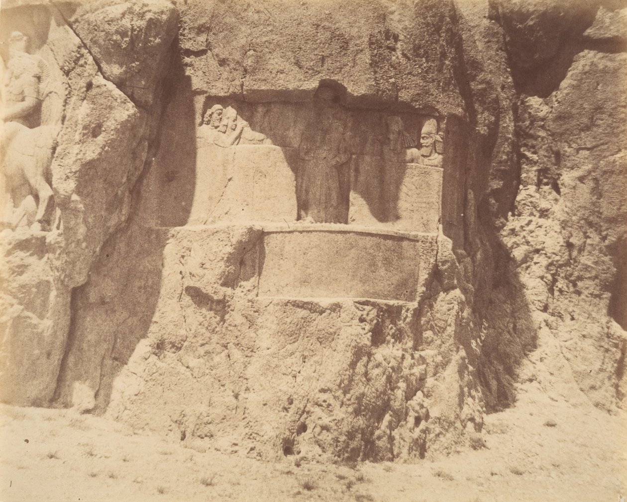 6 [Naksh-i Rustam, Persepoliksen lähellä], 1840-60-luku. tekijältä Luigi Pesce