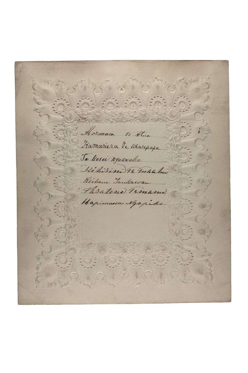 Maorivieraiden nimikirjoitukset Englantiin, 1863 (kynä ja muste kohokuvioidulla paperilla) tekijältä Maori