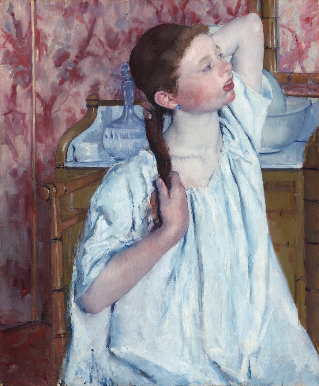 Tyttö järjestää hiuksiaan tekijältä Mary Cassatt